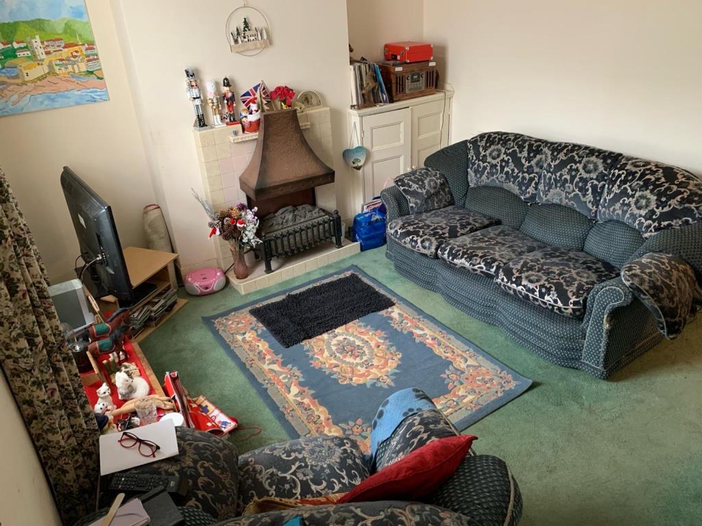 Lot: 33 - FREEHOLD BLOCK FOR INVESTMENT - Lower ground floor living room